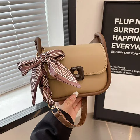 Borsa a Tracolla Quadrata in Pelle PU da Donna Con Decorazione Sciarpa in Raso Patta Trendy Borsa da Sottobraccio
