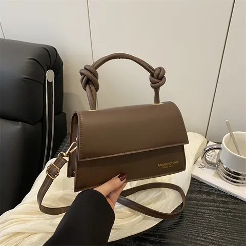 Modische PU-Leder Umhängetasche für Damen mit verknotetem Griff und goldenen Details elegante Alltagshandtasche