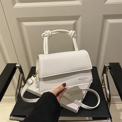 Modische PU-Leder Umhängetasche für Damen mit verknotetem Griff und goldenen Details elegante Alltagshandtasche