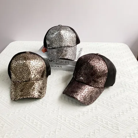 Berretto da Baseball Hip Hop in Pelle PU con Motivo Geometrico Incrinato e Rete Traspirante Cappello Snapback per Uomo Donna
