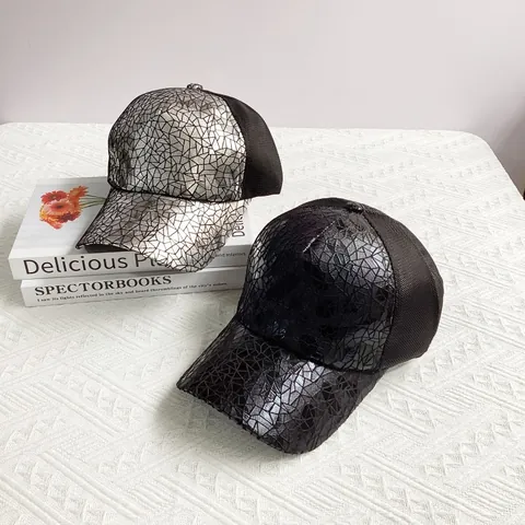 Berretto da Baseball Hip Hop in Pelle PU con Motivo Geometrico Incrinato e Rete Traspirante Cappello Snapback per Uomo Donna