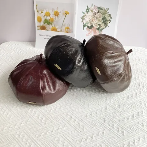 Women's Vintage PU Leather Beret Hat Solid Color Retro French Artist Pumpkin Hat With Metal Tag Adjustable Fashion Headwear