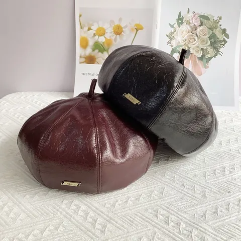 Women's Vintage PU Leather Beret Hat Solid Color Retro French Artist Pumpkin Hat With Metal Tag Adjustable Fashion Headwear