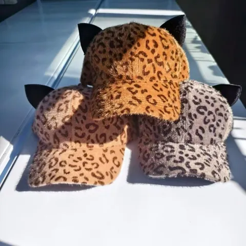 Berretto da Baseball in Peluche con Stampa Leopardata da Donna Con Simpatiche Orecchie da Gatto Berretto con Visiera in Pelliccia Sintetica Calda per Moda Streetwear
