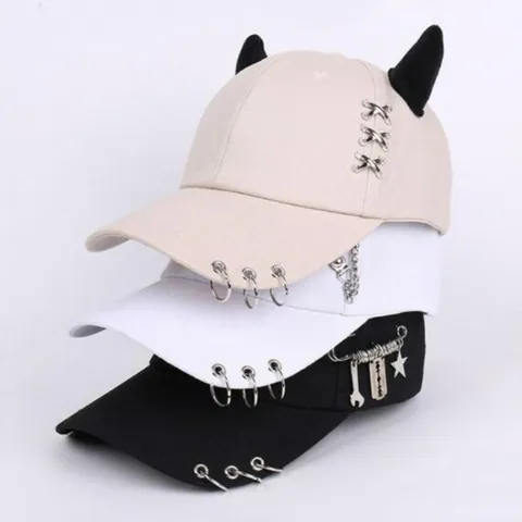 Berretto da Baseball Punk Unisex Con Corna da Diavolo in Misto Cotone Cappello Gotico Streetwear Regolabile Con Anelli in Metallo E Ciondoli