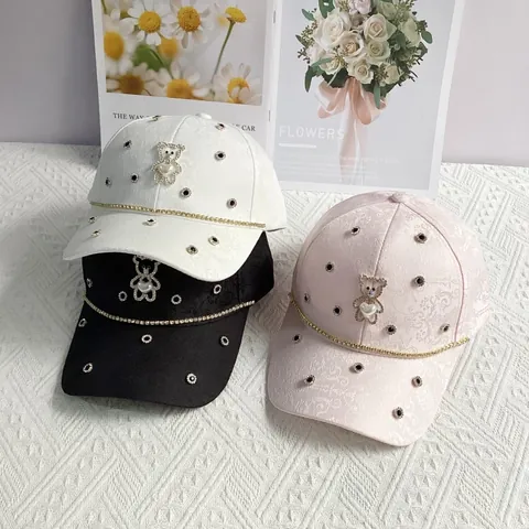 Berretto da Baseball Donna Jacquard con Fiori di Iris con Orsetto di Cuore di Strass Catena in Metallo Cappello Protezione Solare Regolabile Casual da Viaggio