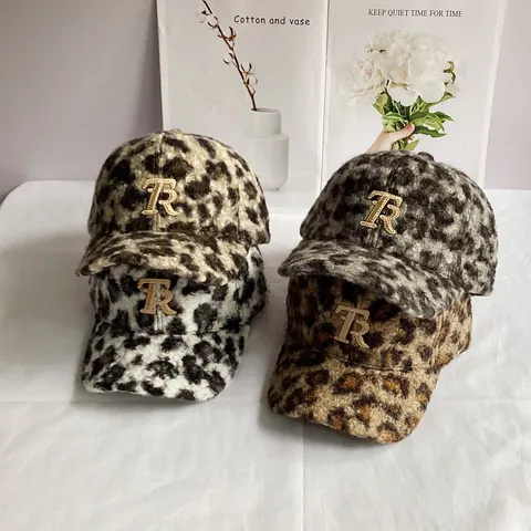 Damen Leopard Print Plüsch Baseballkappe Winter Warm Teddy Samt Verstellbare Duck Tongue Hut Mit Metall Buchstaben Dekor