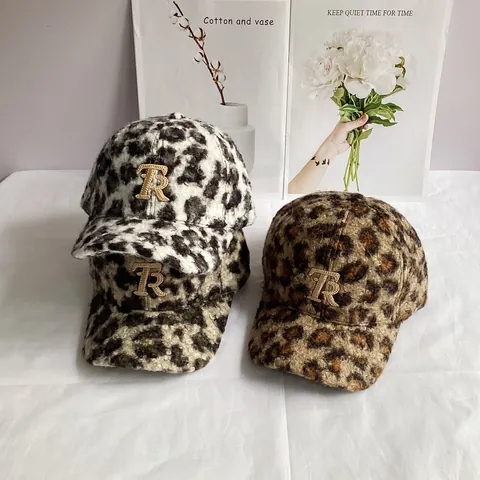 Damen Leopard Print Plüsch Baseballkappe Winter Warm Teddy Samt Verstellbare Duck Tongue Hut Mit Metall Buchstaben Dekor