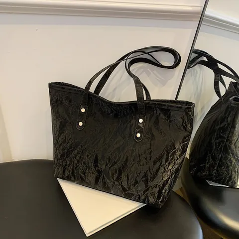 Borsa Tote da Donna Casual in Pelle PU Piegata Grande Capacità Borsa a Spalla Con Rivetti Dorati per Pendolarismo Quotidiano Ufficio