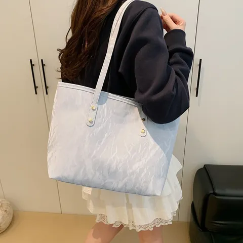 Borsa Tote da Donna Casual in Pelle PU Piegata Grande Capacità Borsa a Spalla Con Rivetti Dorati per Pendolarismo Quotidiano Ufficio