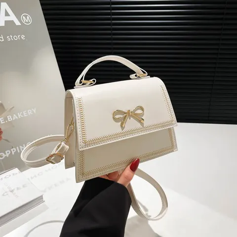 Elegante Bolso Cuadrado Pequeño para Mujer con Lazo de Metal Bolso Bandolera de Cuero PU con Puntadas de Contraste Color Sólido