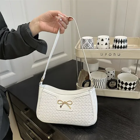Bolso de Axila de Cuero PU Tejido para Mujer Bolso de Hombro de Moda con Decoración de Metal de Lazo Bolso de Mano de Color Sólido de Estilo Coreano para Desplazamiento Diario