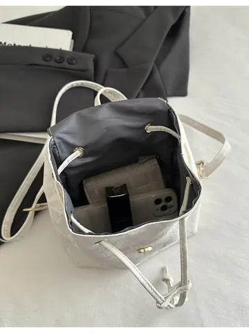 Mini Mochila de Cuero PU Arrugado Vintage para Mujer Cordón Ajustable Solapa Casual Moda Bolso de Hombro Ligero