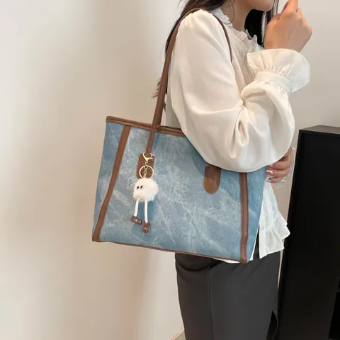 Sac Cabas en Cuir PU Vintage Grande Capacité pour Femmes Sac à Épaule Couleur Contrastée Avec Pendentif Peluche Bureau