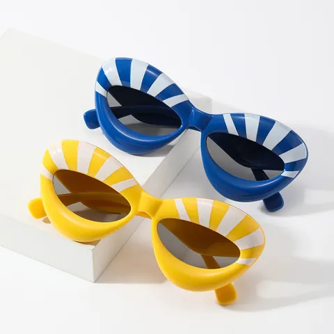 Trendige Cat-Eye Gestreifte Sonnenbrille Für Damen Übergroßer PC-Rahmen AC-Linse UV400-Schutz Mode Avantgarde Sonnenbrille