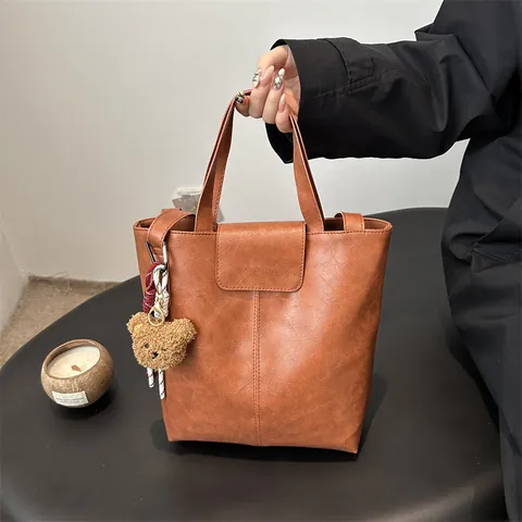 Grote Capaciteit Vintage PU Leren Tote Bag Voor Dames Minimalistische Stiksels Emmer Schoudertas Met Pluche Beer Hanger
