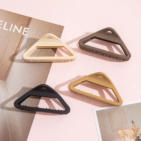 Minimalistische Matte Plastic Driehoek Holle Haarklem Voor Vrouwen Eenvoudige Geometrische Haaraccessoires Grote Shark Clip
