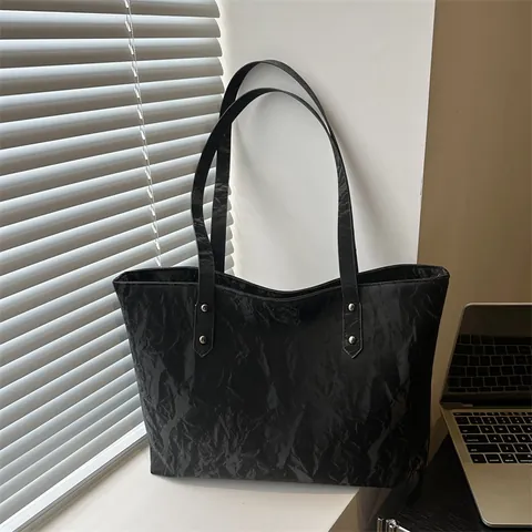 Grand Sac Fourre-Tout Femme Capacité Élevée Minimaliste Texture Plissée Cuir PU Sac à Épaule Avec Rivets Décontracté Quotidien