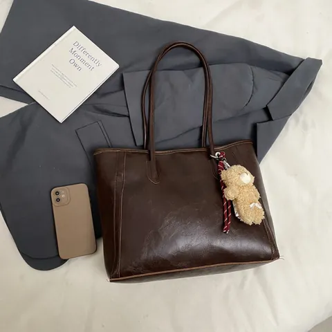 Vintage Große Kapazität Tote Tasche Für Damen PU Leder Urban Einfache Schultertasche Mit Bärenanhänger Pendeln Mode Handtasche