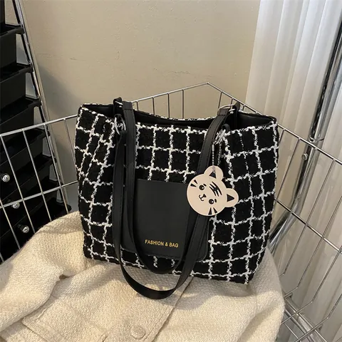 Women Houndstooth Tweed Tote Bag Large Capacity Retro Checkered Shoulder Handbag With Cute Cartoon Pendant Casual Commuter Bag