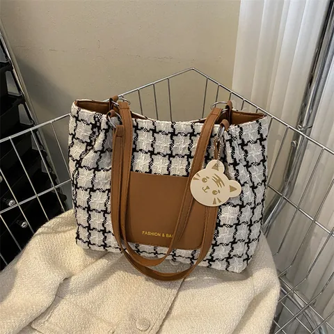 Women Houndstooth Tweed Tote Bag Large Capacity Retro Checkered Shoulder Handbag With Cute Cartoon Pendant Casual Commuter Bag