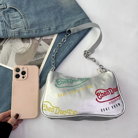 Borsa Sottobraccio da Donna in Pelle PU con Graffiti Catena in Metallo Argento Borsa a Mezzaluna Stile Streetwear