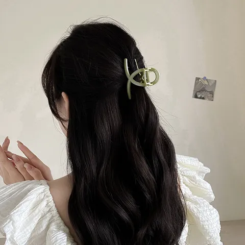 Women Elegant Glitter Resin Hair Claw Clip Versatile Twisted Shark Clip Fashion Hair Grip For Daily Bun Styling Accessories