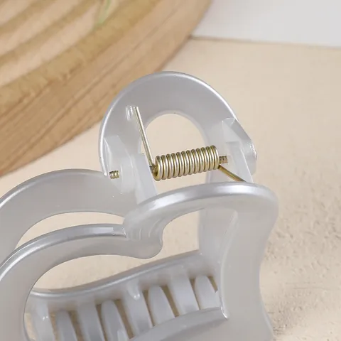 Pinza per Capelli a Cuore Svuotato per Donna Ragazza Resina Perla Artificialta Clip a Squalo Versatile Finitura Opaca Accessori Capelli