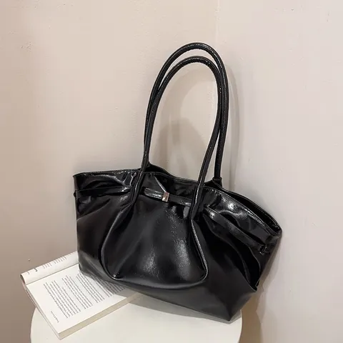 Damen Glänzende PU-Leder Tragetasche Große Kapazität Gefaltete Schultertasche Minimalistische Pendler-Achseltasche Mit Metallschnalle