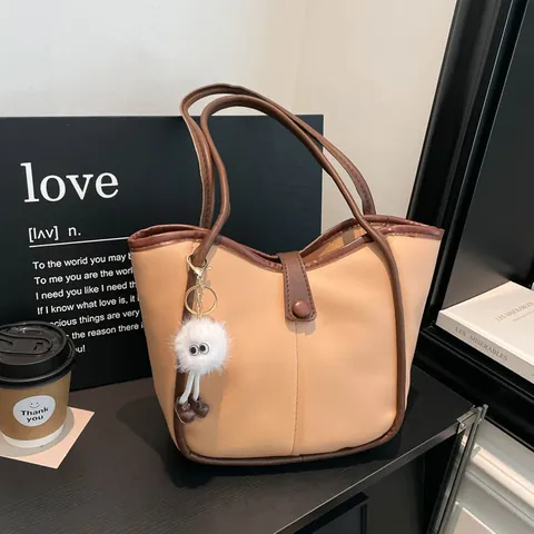 Damen Urban Minimalistisch PU Leder Tote Bag Mit Plüsch Anhänger Kontrastfarbe Pendler Schultertasche Handtasche Große Kapazität