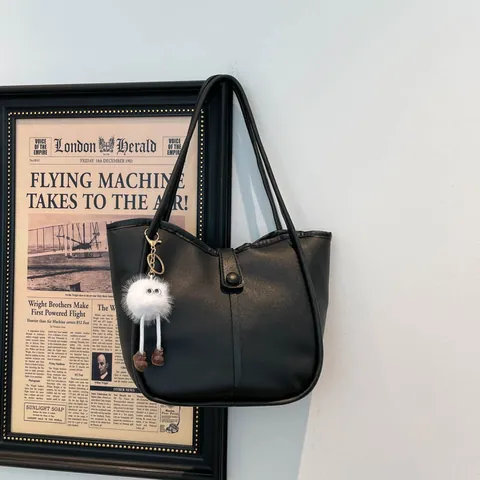 Damen Urban Minimalistisch PU Leder Tote Bag Mit Plüsch Anhänger Kontrastfarbe Pendler Schultertasche Handtasche Große Kapazität