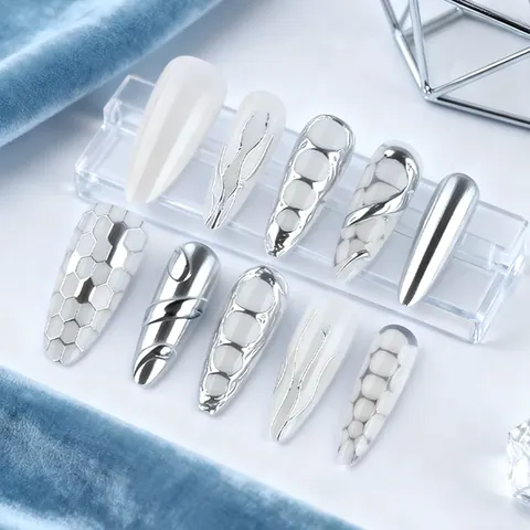 Metallisches Silber Lange Stiletto Aufdrücknägel Netzstreifen 3D Flüssigmetall Weißes Muster Damen Künstliche Nägel Maniküre