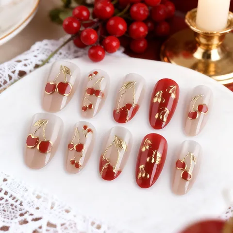 Uñas Postizas para Presionar Lujo Cereza Relieve 3D Ovalado Corto Rojo Nude Borde Dorado Brillante Decoración de Arte de Uñas Mujer