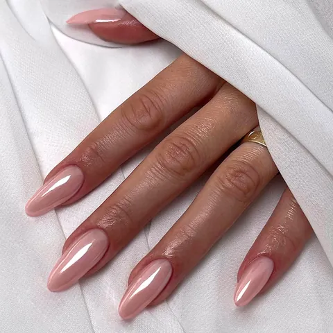 Minimalistische Perlmuttrosa Galvanisierte Aufdrucknägel in Mandelform Für Damen Glänzendes Aurora-Finish Mittellange Elegante Maniküre-Dekoration