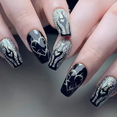 Gothic Schwarz Silber Glitzer Herz Flamme Aufpressnägel Lang Sargform Punk Stil Falsche Nägel Mit Dornenherz Design