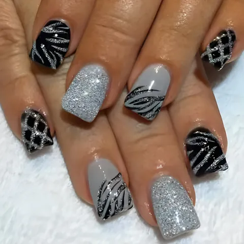 Natale Unghie Finte Corte Lucide Argento Glitter Nero Grigio Zebra Strisce Geometriche Quadrate per Donna