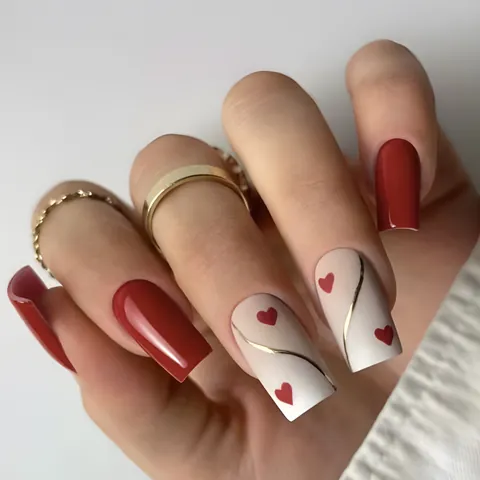 Uñas Postizas de San Valentín Rojo Beige Patrón de Corazón Cuadrado Corto Líneas Doradas Brillante Mate Manicura Mujer