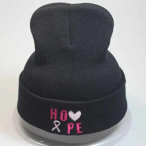 Berretto a Maglia in Acrilico Nero da Donna Con Ricamo Hope Believe e Nastro Rosa per la Consapevolezza del Cancro al Seno