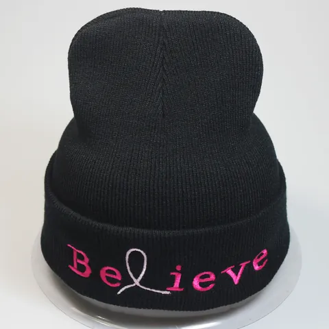Berretto a Maglia in Acrilico Nero da Donna Con Ricamo Hope Believe e Nastro Rosa per la Consapevolezza del Cancro al Seno