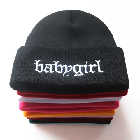 Gothic Babygirl Bestickt Acryl Strickmütze Für Damen Herren Winter Warm Gerippt Hip Hop Streetwear Umschlag Mütze