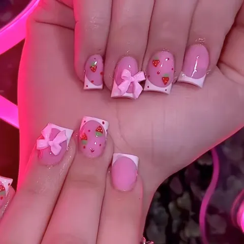 Süße Französische Rosa Aufklebbare Nägel Mit 3D Schleife Erdbeere Muster Kurz Quadratisch Künstliche Nägel Für Damen