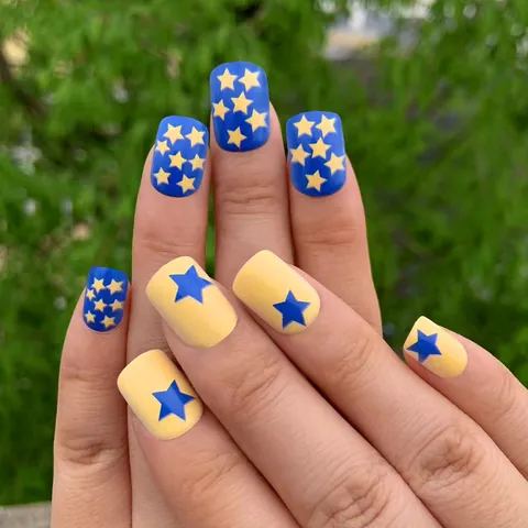Kurze Quadratische Press On Nails Blau Und Gelb Kontrast Stern Muster Modische Künstliche Nägel Für Damen Tägliche Maniküre Deko Zubehör