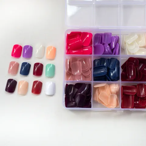 Ensemble de Faux Ongles Courts Carrés Brillants Multicolore Couleur Unie Avec Boîte de Rangement Ongles Artificiels Pour Décoration de Manucure Femme