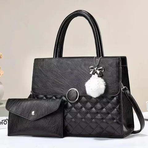 Damen Vintage PU Leder Gesteppte Handtasche Mit Passendem Beutel Rundem Verschluss Pelzball-Anhänger Große Tote Schultertasche