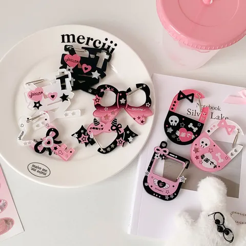 Ciondolo per Borsa a Moschettone in Acrilico Y2K Sweet Goth Motivo Cuore Fiocco Teschio Pipistrello Rosa Nero Bianco Pendente Decorativo Donna