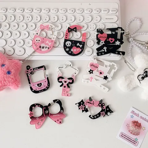 Ciondolo per Borsa a Moschettone in Acrilico Y2K Sweet Goth Motivo Cuore Fiocco Teschio Pipistrello Rosa Nero Bianco Pendente Decorativo Donna