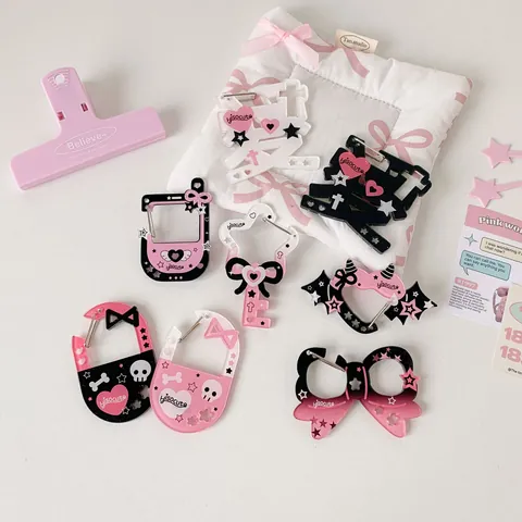 Colgante para Bolso Sweet Cool de Acrílico Corazón Lazo Llavero Estilo Gótico Para Mujeres Adolescentes Decoración