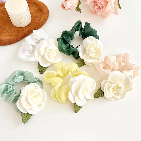 Chouchou Fleur de Camélia pour Femmes en Satin Organza Anneau de Cheveux Style Fée Élégant Accessoire de Coiffure Floral