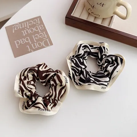 Retro Franse Zebraprint Stoffen Scrunchie Voor Dames Elastisch Haarelastiek Paardenstaarthouder Met Letterdetail Modeaccessoires