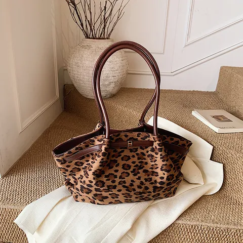 Sac Fourre-tout Rétro Imprimé Léopard pour Femmes Imitation Daim Cuir PU Grande Capacité Sac à Bandoulière Avec Gland de Perles en Bois Style Coréen